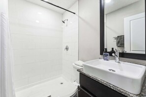 Dusche, Haartrockner, Shampoo