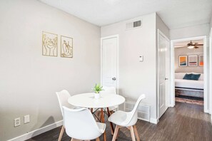 Dining - Charming King Bed 1BR, 5 Min to DT w/ pool (Austin)