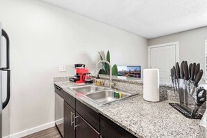 Réfrigérateur, four à micro-ondes, un four, surface de cuisson