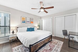 1 habitación, escritorio, tabla de planchar con plancha y wifi