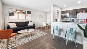 Un appartement moderne comprenant un salon, un coin repas et une cuisine.