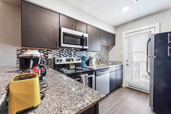 Réfrigérateur, micro-ondes, four, plaque de cuisson