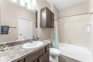 Douche, séchoir à cheveux, serviettes fournies