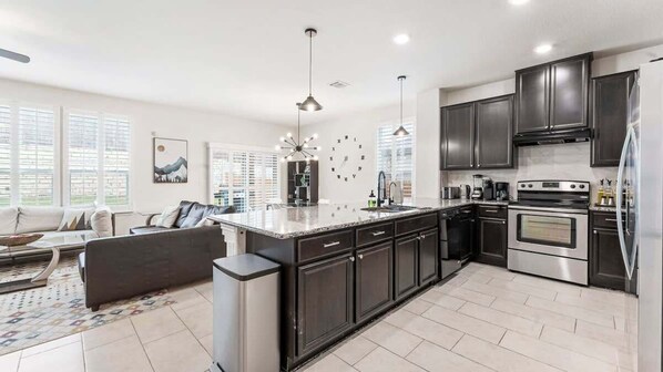 Refrigerador, microondas, horno, placa de cocina