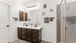 Regadera, secadora de cabello, papel de baño 