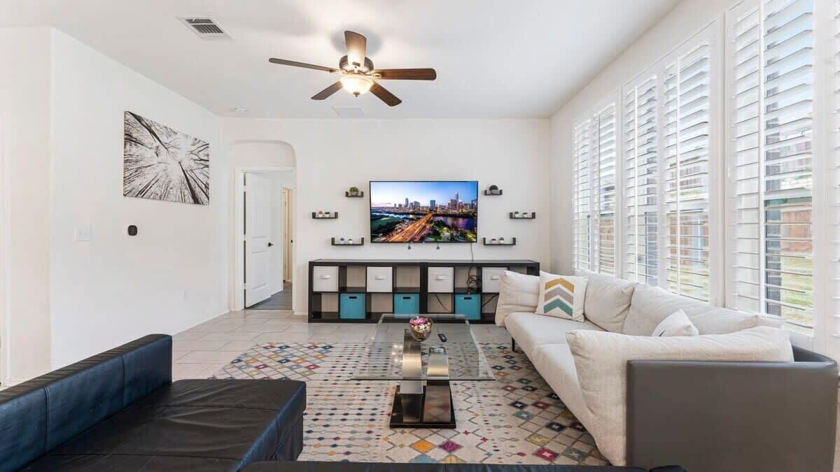 Televisión y oficina 