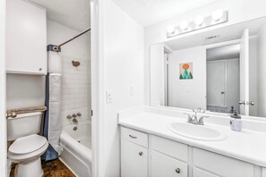 Douche, sèche-cheveux, serviettes fournies, shampoing
