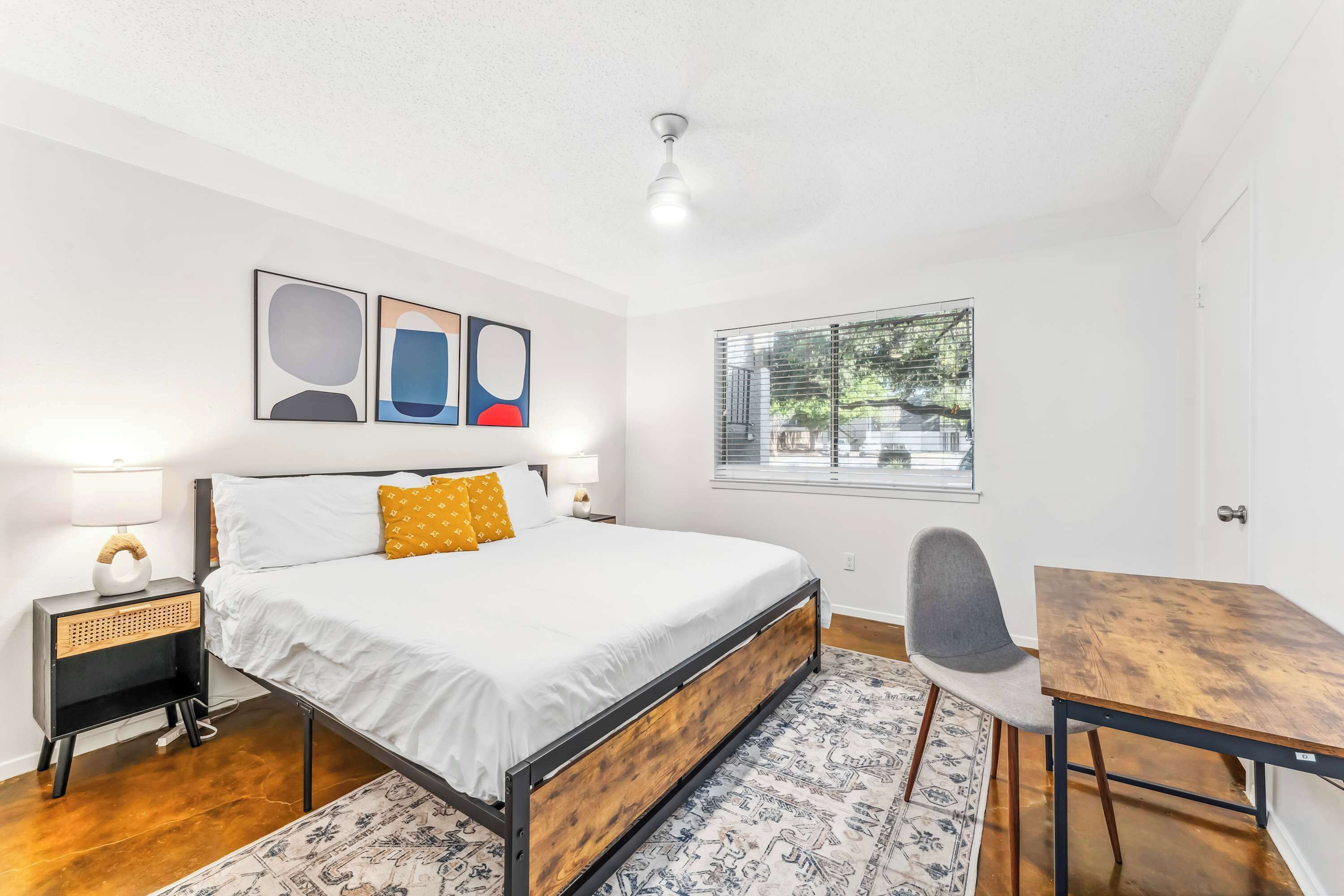 1 habitación, escritorio, tabla de planchar con plancha y wifi 