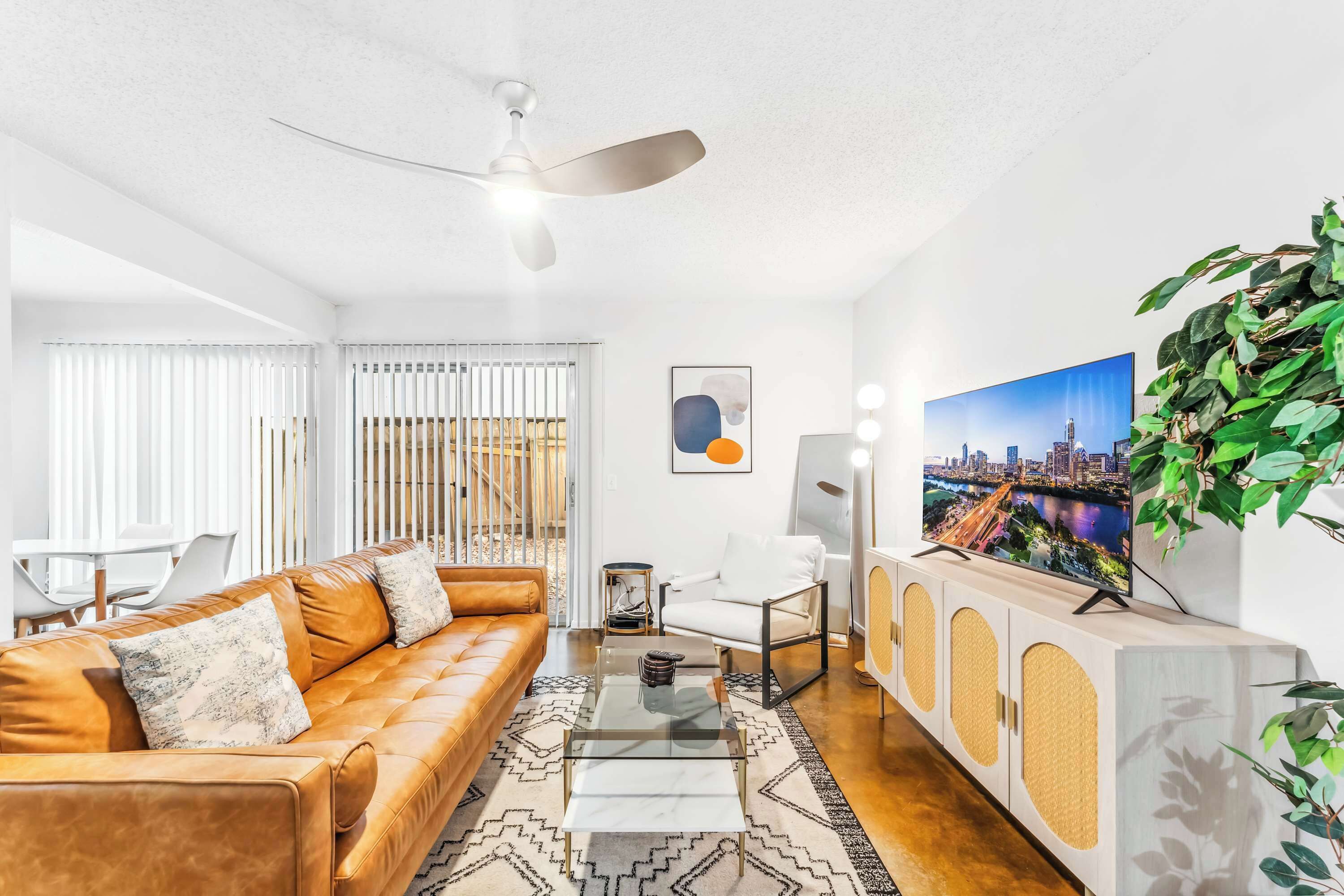 Televisión y oficina 