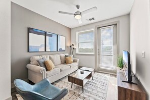 TV, offices - Chic 1BR king suite close to Downtown w/ fast WiFi (Austin)