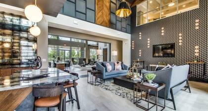 Chic 1BR king suite close to Downtown w/ fast WiFi