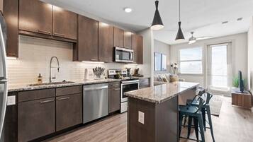 Een koelkast, een magnetron, een oven, een kookplaat