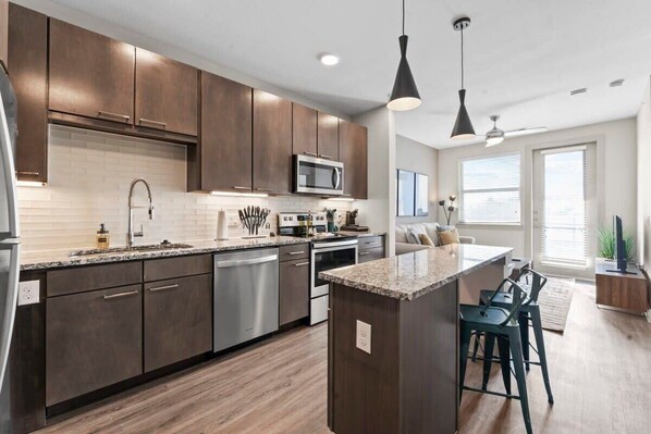 Jääkaappi, mikroaaltouuni, uuni, liesi