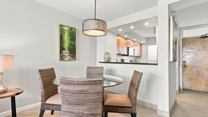 Condo, 2 phòng ngủ | Khu ăn uống