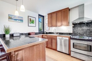 Condo, 1 Bedroom | Private kitchen