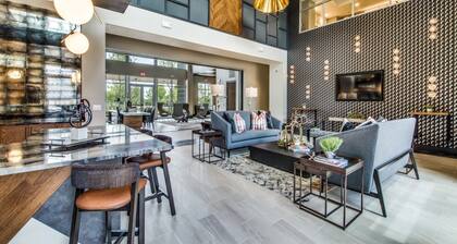 Luxe 1BR luxe suite close to Downtown w/ fast WiFi