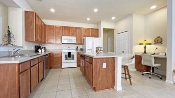 House, 4 Bedrooms | Private kitchen