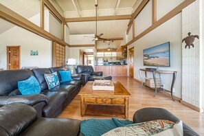 Condo, 2 Bedrooms | Living area