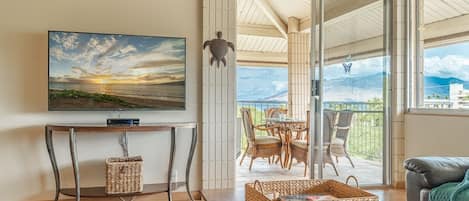 Condo, 2 Bedrooms | Living area