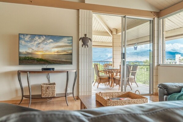 Condo, 2 Bedrooms | Living area