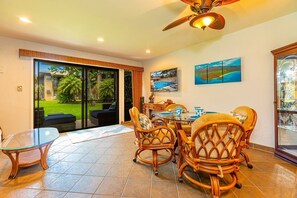 Condo, 2 Bedrooms | Tempat makan