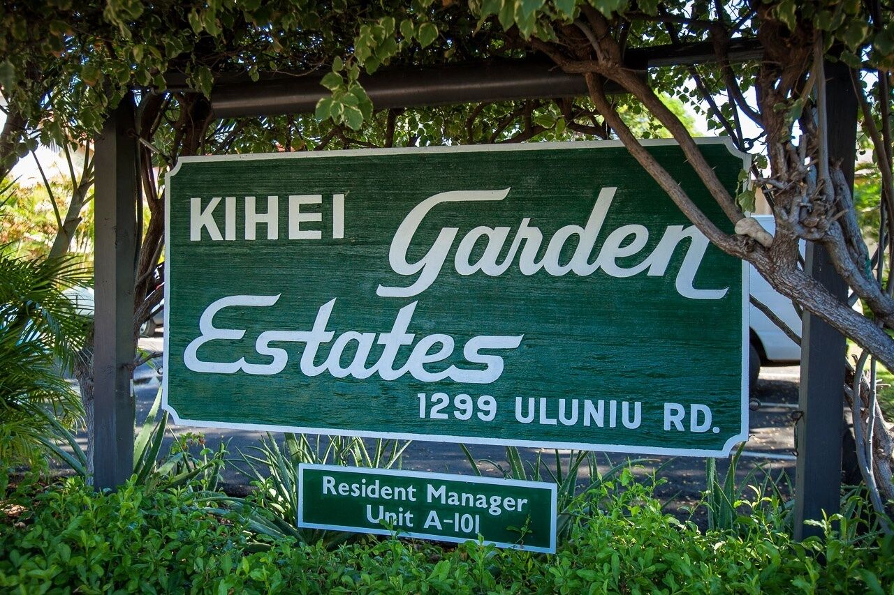 Señal verde para KIHEI Garden Estates en 1299 ULUNUI RD., con un letrero más pequeño debajo que indica 