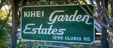 Señal verde para KIHEI Garden Estates en 1299 ULUNUI RD., con un letrero más pequeño debajo que indica