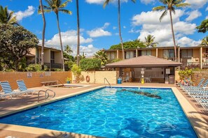 Condo, 2 Bedrooms | Kolam renang | Kolam dipanaskan 