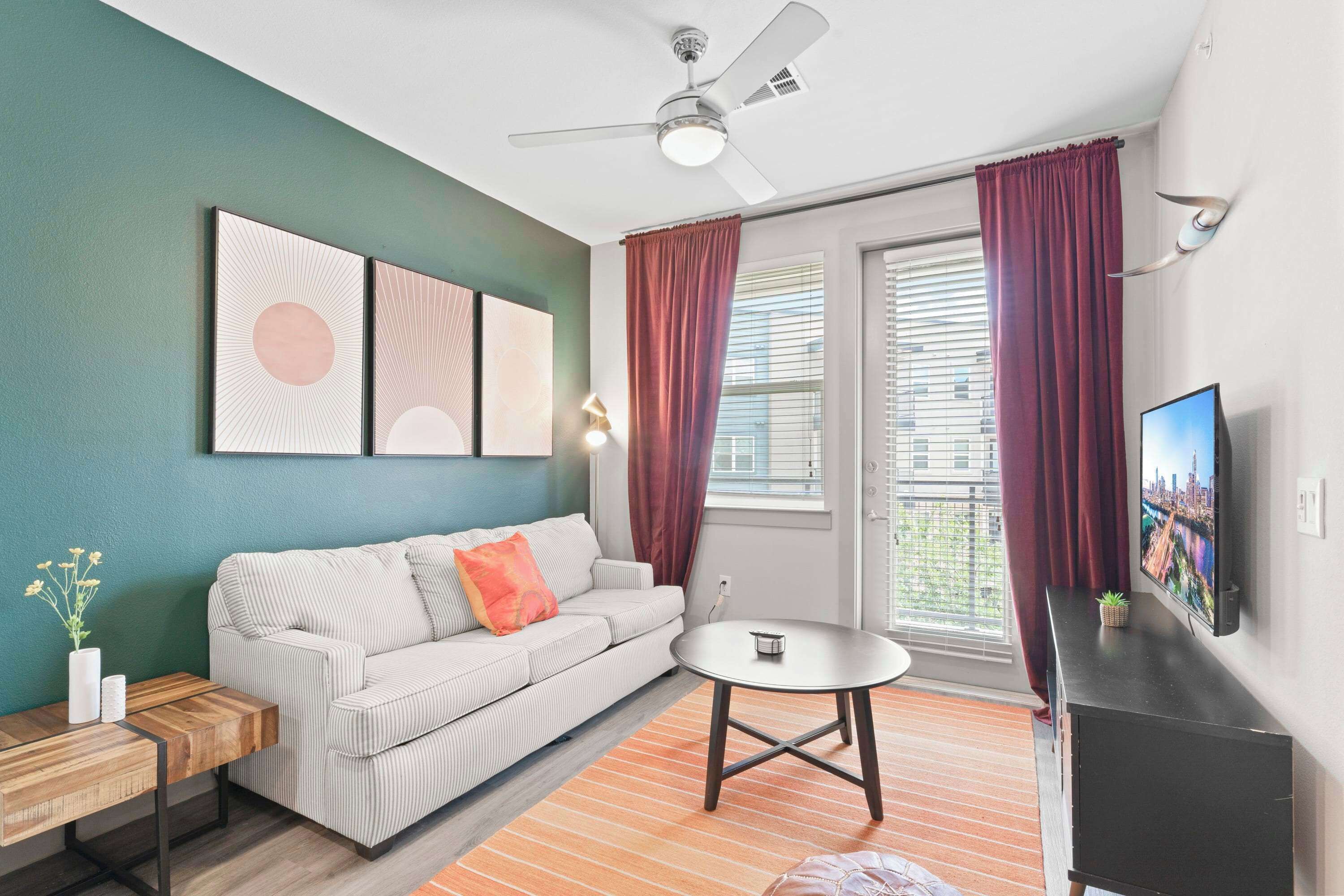 Una televisión, una oficina