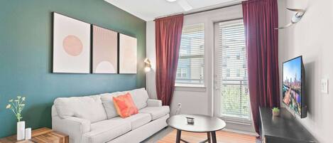 Una televisión, una oficina