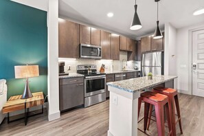 Geladeira, micro-ondas, fogão, cooktop