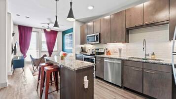 Kjøleskap, mikrobølgeovn, ovn og kokeplater