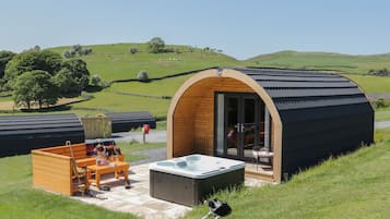 Cottage | Outdoor spa tub