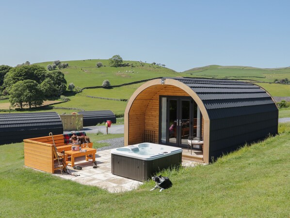 Cottage | Outdoor spa tub