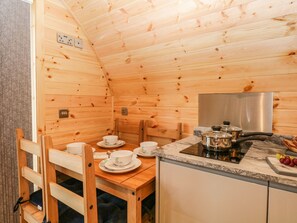 Kühlschrank, Wasserkocher, Toaster, Kochgeschirr/Geschirr/Besteck