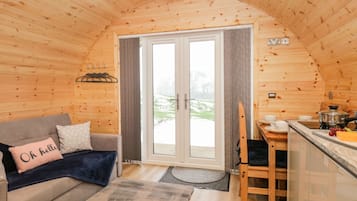 雪櫃、電熱水壺、多士爐、廚房用具/餐具/器皿