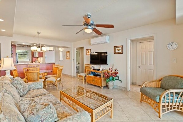Condo, 2 Bedrooms | Living area
