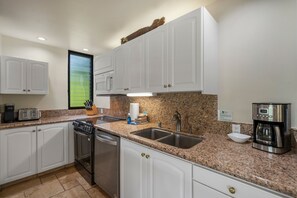 Condo, 1 habitación | Cocina privada | Cafetera y tetera, refrigerador y tostadora 