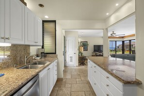 Condo, 1 habitación | Cocina privada | Cafetera y tetera, refrigerador y tostadora 