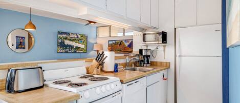 Coffee/tea maker, fridge, oven, toaster