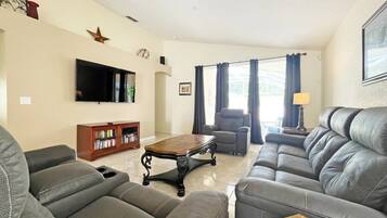 House, 4 Bedrooms | Living area