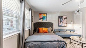 1 bedroom, desk, iron/ironing board, WiFi - Efficiency studio close to Downtown and Domain (Austin)