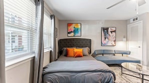 1 bedroom, desk, iron/ironing board, WiFi - Quaint studio close to Downtown and Domain (Austin)