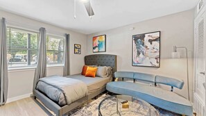 1 bedroom, desk, iron/ironing board, WiFi - Quaint studio close to Downtown and Domain (Austin)