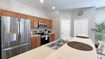 House, 4 Bedrooms | Private kitchen