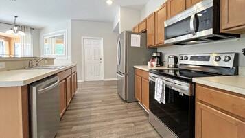 House, 4 Bedrooms | Private kitchen