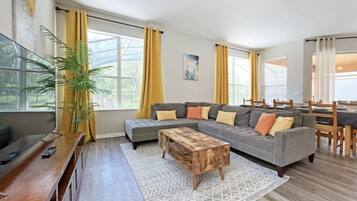 House, 4 Bedrooms | Living area