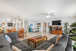Condo, 3 Bedrooms | Living area