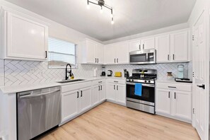 Fridge, microwave, oven, stovetop - Remote Work Friendly | King Beds | Fast WiFi | 3BR (Pflugerville)