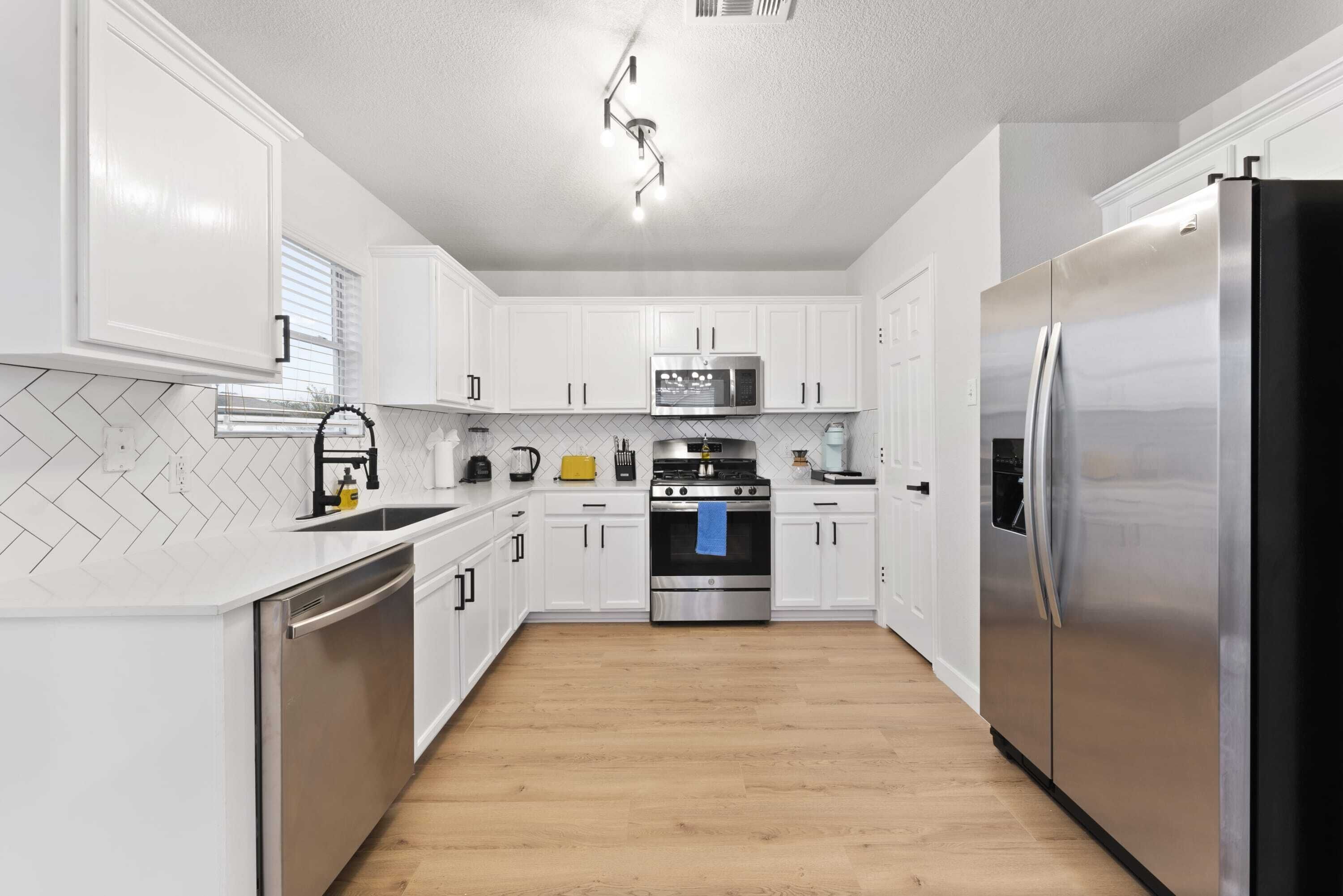 Jääkaappi, mikroaaltouuni, uuni, liesi